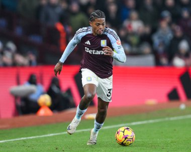 Aston Villa 'dan Leon Bailey, Premier Lig maçı sırasında İngiltere' nin Birmingham kenti Villa Park 'ta oynanan Aston Villa-Leicester maçında topa vuruyor.