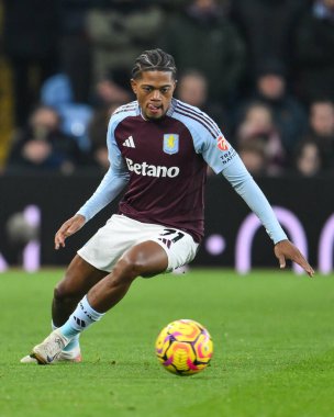 Aston Villa 'dan Leon Bailey, Premier Lig maçı sırasında İngiltere' nin Birmingham kentinde oynanan Villa-Leicester City maçında topa vuruyor.