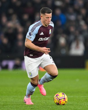 Aston Villa 'dan Ross Barkley, Premier Lig maçı sırasında İngiltere' nin Birmingham kentinde oynanan Villa-Leicester City maçında topa vuruyor.