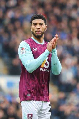 Burnley 'den Josh Laurent, 4 Ocak 2024' te İngiltere 'nin Blackburn kentinde oynanan Blackburn Rovers-Burnley maçında taraftarlarını alkışlıyor.