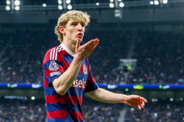 Newcastle United takımından Anthony Gordon, Premier League maçında Tottenham Hotspur 'a karşı Newcastle United' ın Tottenham Hotspur Stadyumu 'nda 4 Ocak 2025' te oynanan maçında 1-1 'lik galibiyetini kutluyor.
