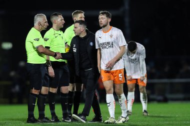 Wycombe Wanderers 'ın Matthew Bloomfield teknik direktörü, 4 Ocak 2024' te Adams Park 'ta Wycombe Wanderers-Blackpool maçından sonra yetkililerle el sıkışıyor.