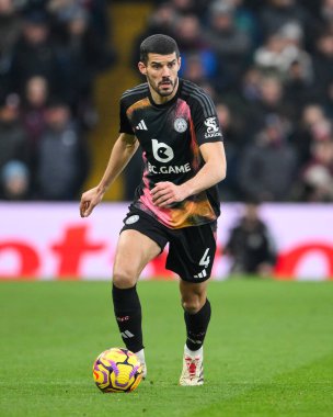 Leicester City 'den Conor Coady, Premier Lig maçı sırasında İngiltere' nin Birmingham kentinde oynanan Villa-Leicester City maçında topa vuruyor.
