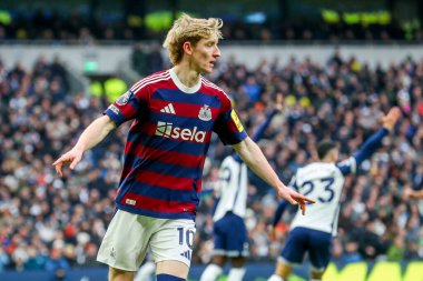 Newcastle United takımından Anthony Gordon, Premier League maçında Tottenham Hotspur 'a karşı Newcastle United' ın Tottenham Hotspur Stadyumu 'nda 4 Ocak 2024' te oynanan maçında 1-1 'lik galibiyetini kutluyor.