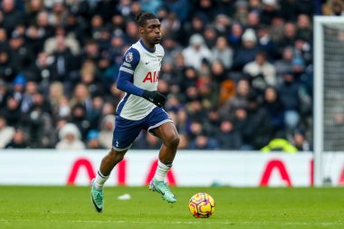 Tottenham Hotspur takımından Yves Bissouma, Premier League maçında Tottenham Hotspur 'a karşı Newcastle United' ın Tottenham Hotspur Stadyumu 'nda 4 Ocak 2025 tarihinde oynanan karşılaşmasında topla koşuyor.