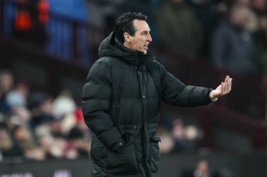 Aston Villa 'nın Unai Emery Menajeri Premier Lig maçında takımına talimat verir. Aston Villa, Leicester City' ye karşı Villa Park, Birmingham, İngiltere, 4 Ocak 2024