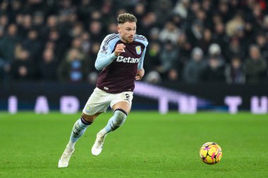 Aston Villa 'dan Matty Cash, Premier Lig maçı sırasında İngiltere' nin Birmingham kenti Villa Park 'ta oynanan Aston Villa-Leicester maçında topa vuruyor.