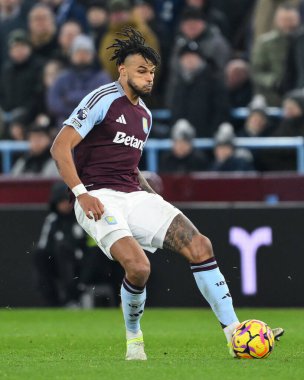 Aston Villa 'dan Tyrone Mings Premier Lig maçında pas veriyor. Aston Villa, Leicester City' ye karşı Villa Park, Birmingham, İngiltere, 4 Ocak 2024