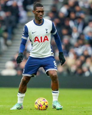 Tottenham Hotspur takımından Yves Bissouma, Premier League maçında Tottenham Hotspur ile Newcastle United arasında, Tottenham Hotspur Stadyumu, Londra, İngiltere, 4 Ocak 2024 'te oynanan karşılaşmada topla koşuyor.