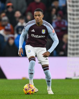 Aston Villa takımından Ezri Konsa, Premier Lig maçı sırasında İngiltere 'nin Birmingham kenti Villa Park' ta oynanan Aston Villa-Leicester maçında topla hareket halinde.