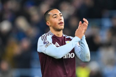 Aston Villa 'dan Youri TiEleans, Premier League maçının sonunda İngiltere' nin Birmingham kentindeki Villa Park 'ta oynanan Aston Villa-Leicester maçında taraftarları alkışlıyor.