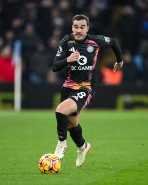 Leicester City 'den Harry Winks, Premier League maçı sırasında İngiltere' nin başkenti Birmingham 'da oynanan Villa-Leicester City maçında topa vuruyor.