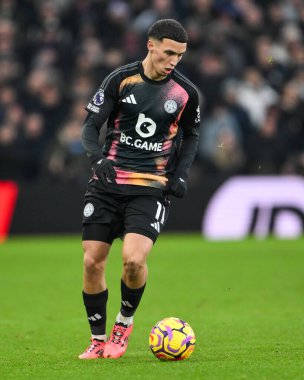 Leicester City 'den Bilal El Khannouss, Premier Lig maçı sırasında İngiltere' nin başkenti Birmingham 'daki Villa Park' ta oynanan Aston Villa-Leicester maçında topa vuruyor.