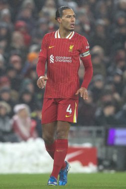 Liverpool 'dan Virgil van Dijk Premier Lig maçı sırasında Liverpool Manchester United' a karşı Anfield, Liverpool, Birleşik Krallık 'ta 5 Ocak 2024