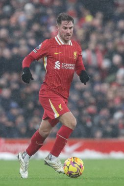 Liverpool 'dan Alexis Mac Allister Premier League maçında topla birlikte Liverpool Manchester United' a karşı Anfield, Liverpool, Birleşik Krallık 'ta 5 Ocak 2024