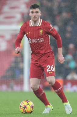 Liverpool 'dan Andrew Robertson Premier Lig maçında topla birlikte Manchester United' a karşı Anfield, Liverpool, İngiltere, 5 Ocak 2024