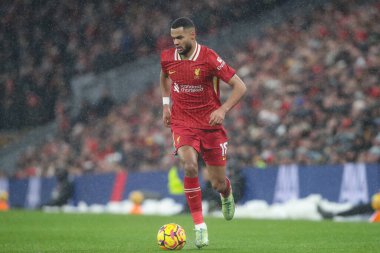 Liverpool 'dan Cody Gakpo, 5 Ocak 2024 tarihinde İngiltere' nin Liverpool kentinde oynanan Premier League maçında Manchester United 'a karşı oynadığı maçta topa vuruyor.