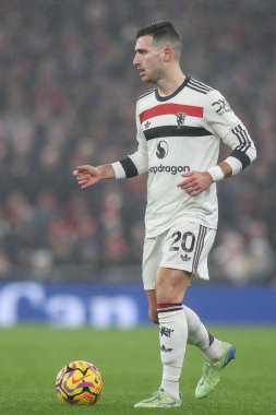 Manchester United takımından Diogo Dalot, Premier League maçında Liverpool Manchester United 'a karşı Anfield, Liverpool, İngiltere' de 5 Ocak 2024 'te oynanan maçta topla birlikte.