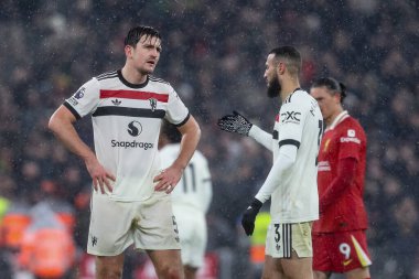 Manchester United takımından kederli bir Harry Maguire, Premier League maçında Liverpool Manchester United 'a karşı Anfield, Liverpool, İngiltere' de 5 Ocak 2024 'te oynanan maçta sakatlık süresinde gol atma şansını kaybetti.