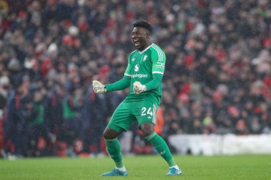 Manchester United takımından Andr Onana, Manchester United 'ın 5 Ocak 2024' te Liverpool 'a karşı oynadığı Premier League maçında Manchester United' ın 2-2 'lik beraberliğini kutluyor.