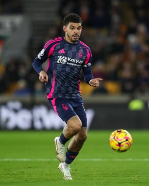 Nottingham Ormanı 'ndan Morgan Gibbs-White, Premier League maçı sırasında topu Molineux, Wolverhampton, Birleşik Krallık' ta Wolverhampton Wanderers - Nottingham Forest maçında attı.