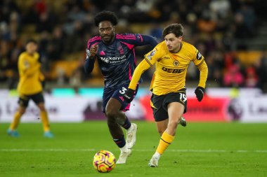 Wolverhampton Wanderers takımından Rodrigo Gomes, Premier League maçında topu Molineux, Wolverhampton, Birleşik Krallık, 6 Ocak 2024 'te Nottingham Ormanı' na karşı Wolverhampton maçında attı.