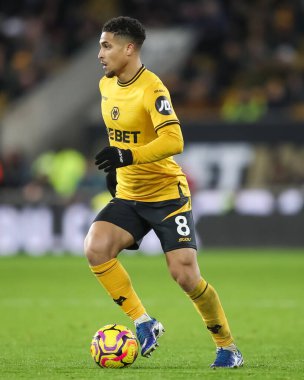 Wolverhampton Wanderers takımından Joo Gomes, Premier League maçında topu Molineux, Wolverhampton, Birleşik Krallık 'ta Wolverhampton Wanderers - Nottingham Forest maçında aldı.