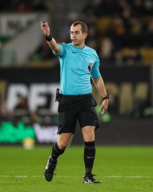 Hakem Peter Bankes Premier Lig maçı sırasında Wolverhampton Wanderers, Nottingham Forest 'a karşı Molineux, Wolverhampton, İngiltere, 6 Ocak 2024