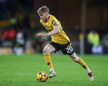 Wolverhampton Wanderers takımından Tommy Doyle, Premier League maçında topu Molineux, Wolverhampton, Birleşik Krallık 'ta Wolverhampton Wanderers - Nottingham Forest maçında aldı.