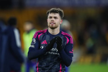 Nottingham Ormanı 'ndan Neco Williams, Premier League maçının sonunda taraftarları alkışlıyor. Wolverhampton Wanderers, Nottingham Ormanı' na karşı Molineux, Wolverhampton, Birleşik Krallık, 6 Ocak 2025