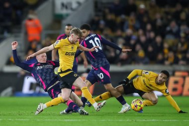 Wolverhampton Wanderers takımından Tommy Doyle, İngiltere 'nin Wolverhampton kentinde 6 Ocak 2024' te oynanan Premier League karşılaşmasında Nottingham Wanderers ile Nottingham Ormanı arasında oynanan maçta Nottingham Ormanı 'ndan Elliot Anderson' a faul yaptı.