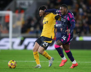 Wolverhampton Wanderers 'dan Gonalo Guedes ve Nottingham Ormanı' ndan Callum Hudson-Odoi Premier Lig karşılaşmasında top için savaştılar Wolverhampton Wanderers, Nottingham Ormanı 'na karşı Molineux, Wolverhampton, Birleşik Krallık, 6 Ocak 2024