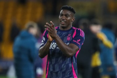 Nottingham Ormanı 'ndan Taiwo Awoniyi, Premier Lig maçının sonunda taraftarları alkışlıyor: Wolverhampton Wanderers, Nottingham Ormanı' na karşı Molineux, Wolverhampton, Birleşik Krallık, 6 Ocak 2025
