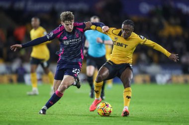 Wolverhampton Wanderers 'dan Jean-Ricner Bellegarde, Premier League maçında Ryan Yates of Nottingham Ormanı' ndan Wolverhampton Wanderers 'a karşı Nottingham Ormanı, Wolineux, Wolverhampton, İngiltere, 6 Ocak 2024