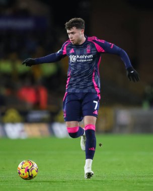 Nottingham Ormanı 'ndan Neco Williams, Premier League maçı sırasında topu Molineux, Wolverhampton, İngiltere, 6 Ocak 2024' te Nottingham Ormanı 'na karşı Wolverhampton maçında attı.