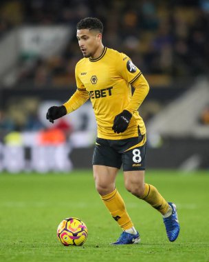Wolverhampton Wanderers takımından Joo Gomes, Premier League maçı sırasında topu Molineux, Wolverhampton, Birleşik Krallık, 6 Ocak 2024 'te Nottingham Ormanı' na karşı fırlattı.