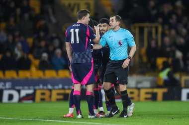 Nottingham Ormanı 'ndan Chris Wood, Premier League maçında Hakem Peter Bankes' a Molineux, Wolverhampton, Birleşik Krallık, 6 Ocak 2024 'te Nottingham Ormanı' na karşı Wolverhampton -