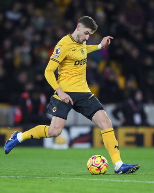 Wolverhampton Wanderers takımından Santiago Bueno, Premier League maçında pas veriyor. Wolverhampton Wanderers, Nottingham Forest 'a karşı. Molineux, Wolverhampton, İngiltere, 6 Ocak 2025