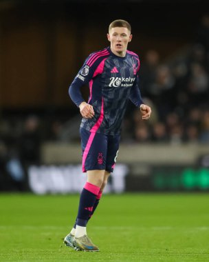 Nottingham Ormanı 'ndan Elliot Anderson Premier League maçı sırasında Wolverhampton Wanderers, Nottingham Ormanı' na karşı Molineux, Wolverhampton, İngiltere, 6 Ocak 2025