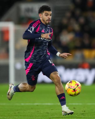 Nottingham Ormanı 'ndan Morgan Gibbs-White, Premier League maçı sırasında topu Molineux, Wolverhampton, Birleşik Krallık' ta Wolverhampton Wanderers - Nottingham Forest maçında attı.