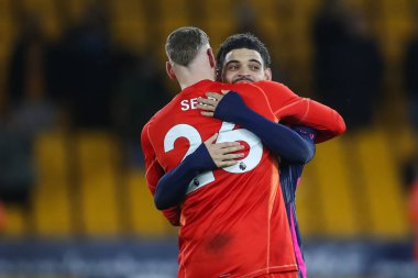 Nottingham Ormanı 'ndan Morgan Gibbs-White ve Matz Sels, 6 Ocak 2024 tarihinde İngiltere' de oynanan Molineux, Wolverhampton, Wolverhampton, İngiltere 'de oynanan Premier League maçının sonunda Wolverhampton Wanderers Nottingham Forest' a karşı oynadılar.