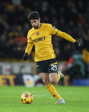Wolverhampton Wanderers 'dan Gonalo Guedes, Premier League maçı sırasında topu Molineux, Wolverhampton, İngiltere' de oynanan 6 Ocak 2025 'te Nottingham Ormanı' na karşı Wolverhampton maçında aldı.