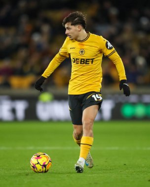 Wolverhampton Wanderers takımından Rodrigo Gomes, Premier League maçında topu Molineux, Wolverhampton, Birleşik Krallık 'ta Wolverhampton Wanderers - Nottingham Forest maçında attı.