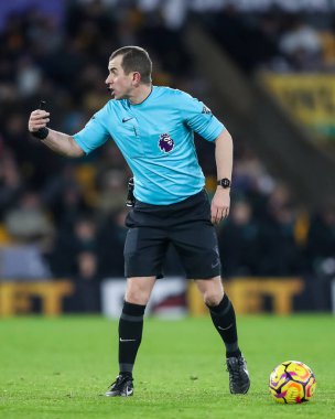 Hakem Peter Bankes Premier Lig karşılaşmasında Wolverhampton Wanderers, Nottingham Ormanı 'na karşı Molineux, Wolverhampton, İngiltere, 6 Ocak 2025