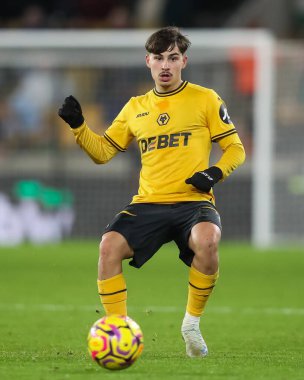 Wolverhampton Wanderers takımından Rodrigo Gomes, Premier League maçında pas veriyor. Wolverhampton Wanderers, Nottingham Forest 'a karşı. Molineux, Wolverhampton, İngiltere, 6 Ocak 2025