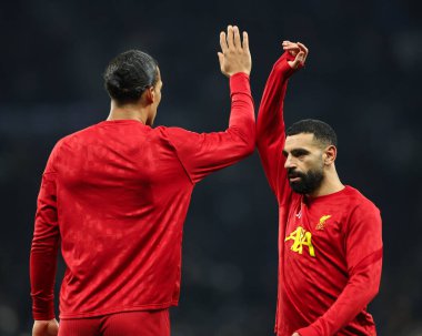 Liverpool 'dan Mohamed Salah ve Virgil van Dijk Carabao Kupası yarı finalleri öncesinde Tottenham Hotspur Liverpool' a karşı Tottenham Hotspur Stadyumu, Londra, İngiltere, 8 Ocak 2025