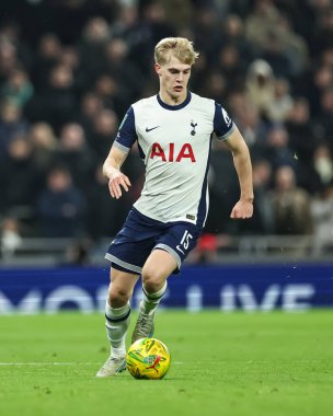 Tottenham Hotspur takımından Lucas Bergvall, 8 Ocak 2025 'te Londra' daki Tottenham Hotspur Stadyumu 'nda oynanan Carabao Kupası Yarı Finalleri' nde topa vuruyor.