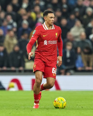 Liverpool 'dan Trent Alexander-Arnold, 8 Ocak 2025' te Londra 'daki Tottenham Hotspur Stadyumu' nda Liverpool 'a karşı oynanan Carabao Kupası Yarı Finali' nde topa ara verdi.