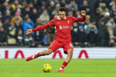 Liverpool 'dan Trent Alexander-Arnold, 8 Ocak 2025' te Londra 'daki Tottenham Hotspur Stadyumu' nda Liverpool 'a karşı oynanan Carabao Kupası Yarı Finali' nde topa ara verdi.