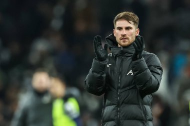 Liverpool 'dan Alexis Mac Allister, 8 Ocak 2025' te Londra 'daki Tottenham Hotspur Stadyumu' nda oynanan Carabao Kupası Yarı Finalleri 'nde taraftarları alkışlıyor.